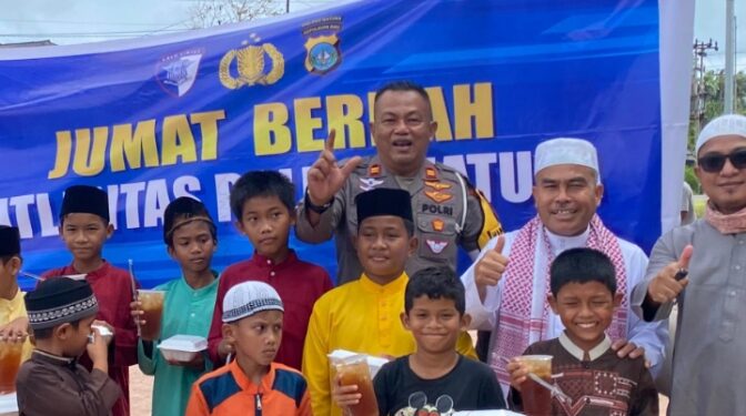 Jumat Berkah Satlantas Natuna,IPTU Erwan Toni Bagikan 200 Nasi Kotak Usai Salat Jumat di Masjid Ibnu Salim