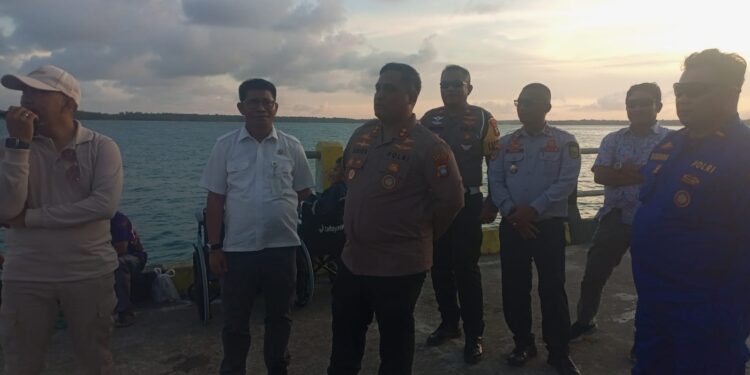 Jelang Nataru 2025, Kapolres Natuna Pantau Posko Terpadu dan Kedatangan Kapal Roro di Penagi