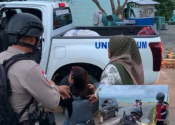 Aksi Humanis Kapolres Natuna Antar Ibu dan Anak di Tengah Gerimis Penagi