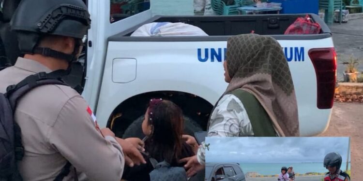 Aksi Humanis Kapolres Natuna Antar Ibu dan Anak di Tengah Gerimis Penagi