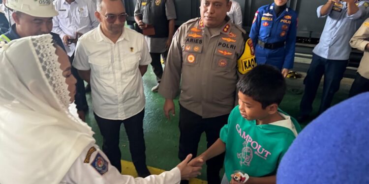 Tak Sekadar Pantau, Bupati dan Kapolres Natuna Sentuh Langsung Hati Penumpang Kapal Roro di Penagi