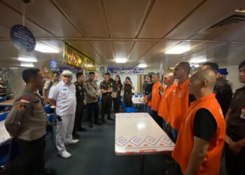 Polres Natuna dan Kejaksaan Natuna Kawal Lima Tahanan Hakim ke Lapas Kelas IIA Tanjungpinang Via KM Bukit Raya