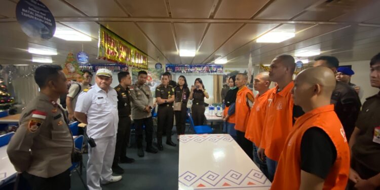 Polres Natuna dan Kejaksaan Natuna Kawal Lima Tahanan Hakim ke Lapas Kelas IIA Tanjungpinang Via KM Bukit Raya