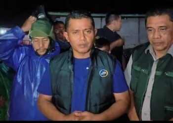 Hujan Deras Tak Kenal Lelah, Bupati Solok Turun Malam Pantau Sungai di Kecamatan Junjung Sirih dan Saning Baka