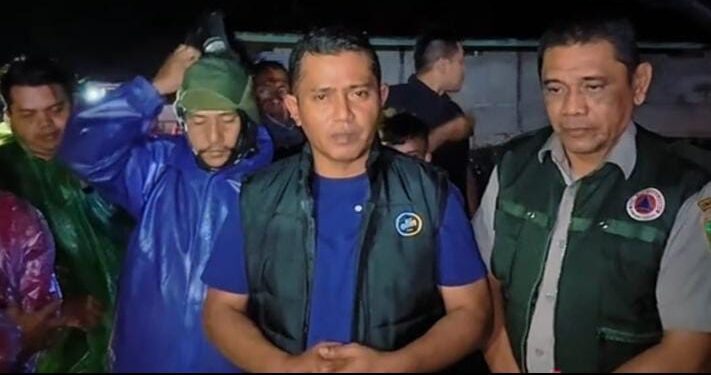 Hujan Deras Tak Kenal Lelah, Bupati Solok Turun Malam Pantau Sungai di Kecamatan Junjung Sirih dan Saning Baka