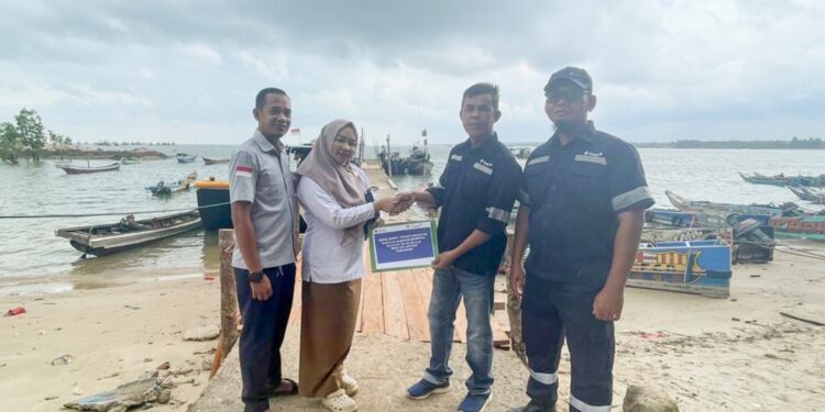 PT TIMAH Tbk Perbaiki Dermaga di Desa Air Lintang