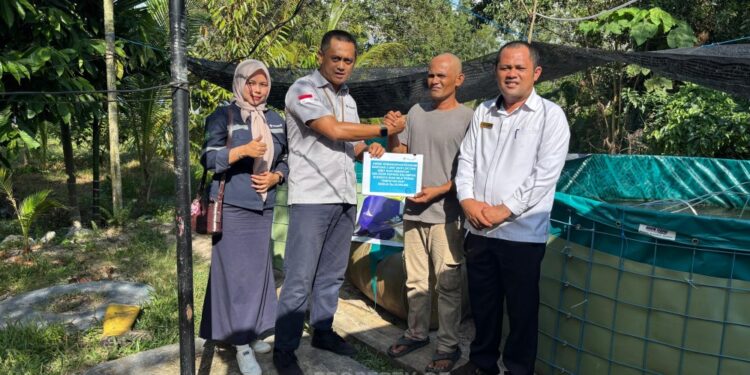PT TIMAH Tbk Berikan Bantuan Bioflok dan Bibit Ikan untuk Dukung Usaha Budidaya Ikan di Desa Gemuruh