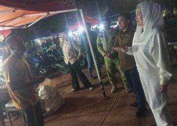 Sapa Warga di Pantai Piwang, Bupati Natuna Siapkan 25 Gerobak Gratis untuk Pelaku UMKM