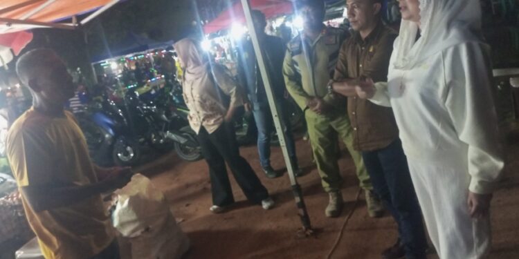 Sapa Warga di Pantai Piwang, Bupati Natuna Siapkan 25 Gerobak Gratis untuk Pelaku UMKM