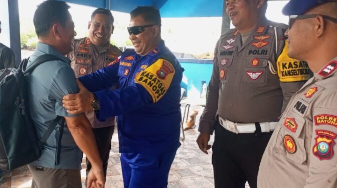 Tak Hanya Pantau, Kapolres Natuna Pastikan Personel dan Penumpang Aman di Pelabuhan Binjai