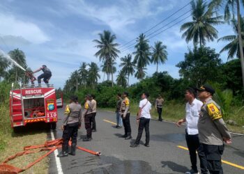 Mobil Damkar Polres Natuna Padamkan Kebakaran Lahan 10 Hektare di Cemaga Kota