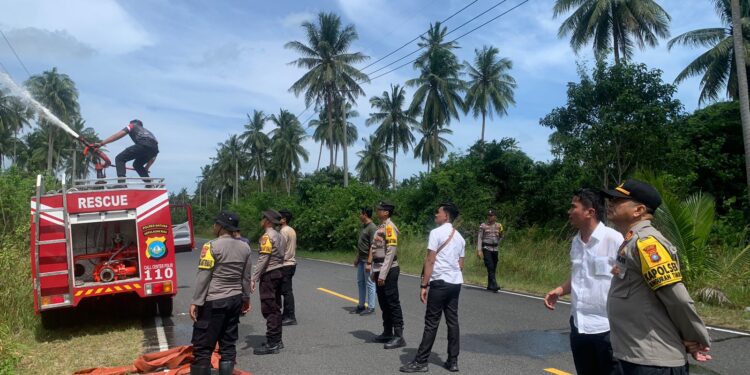 Mobil Damkar Polres Natuna Padamkan Kebakaran Lahan 10 Hektare di Cemaga Kota