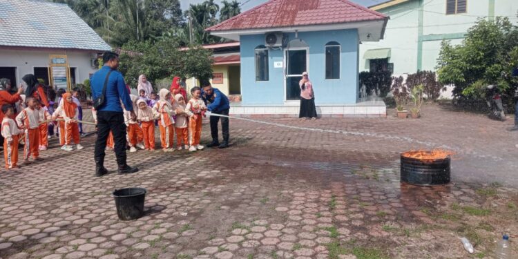 Puluhan Siswa TK IT AR Rafah Dan TK Wijaya Kesuma Kunjungi Kantor Damkar Sei Piring