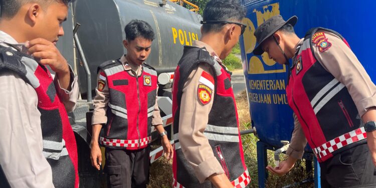 Musim Utara Landa Natuna, Truk Tangki Air 8 Ton Polres Natuna Jadi Harapan Warga