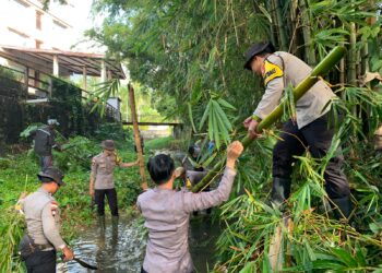 Bhabinkamtibmas dan Warga Ranai Darat, Menjaga Alam demi Keselamatan Masa Depan Natuna
