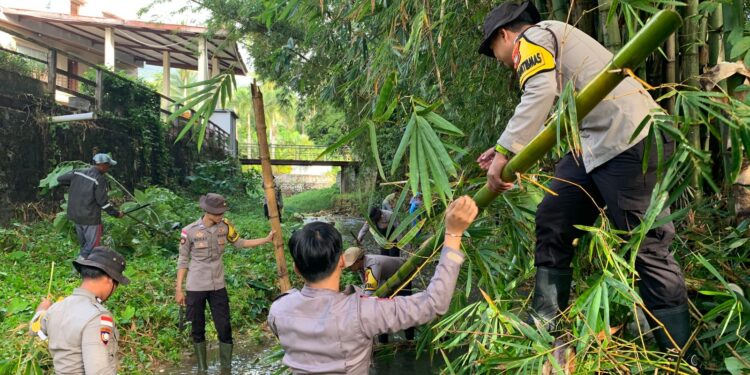 Bhabinkamtibmas dan Warga Ranai Darat, Menjaga Alam demi Keselamatan Masa Depan Natuna