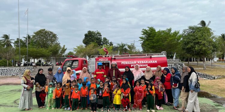 Tim Rescue dan Damkar PT TIMAH Tbk Kenalkan Pencegahan Bahaya Kebakaran kepada Pelajar PAUD Stania Madani