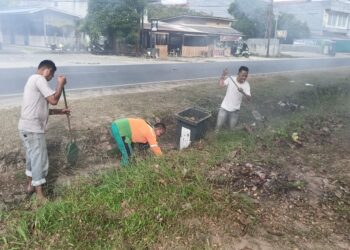 Jaga Wajah Pantai Piwang, Warga Batu Hitam Gotong Royong Bersama DLH dan Pelaku UKM