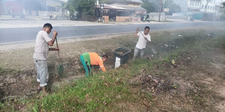Jaga Wajah Pantai Piwang, Warga Batu Hitam Gotong Royong Bersama DLH dan Pelaku UKM