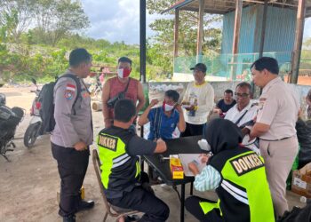 Polres Natuna Peduli, Bhabinkamtibmas dan Sidokkes Gelar Cek Kesehatan Gratis bagi Petugas Kebersihan TPA