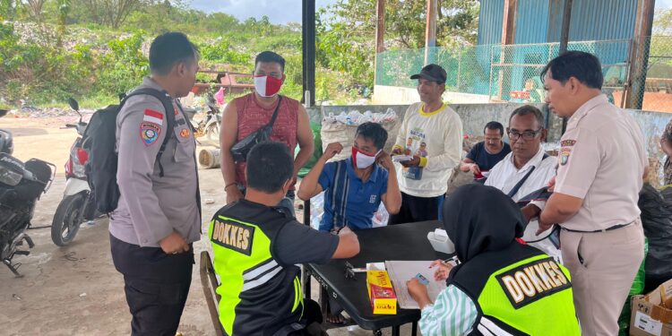 Polres Natuna Peduli, Bhabinkamtibmas dan Sidokkes Gelar Cek Kesehatan Gratis bagi Petugas Kebersihan TPA