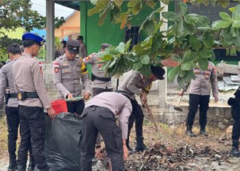 Polres Natuna Gotong Royong di Ponpes Nurul Jannah, Tanamkan Cinta Lingkungan Sejak Dini