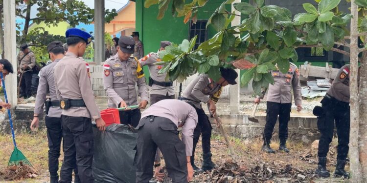 Polres Natuna Gotong Royong di Ponpes Nurul Jannah, Tanamkan Cinta Lingkungan Sejak Dini