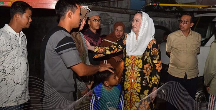 Di Tengah Abu dan Air Mata, Bupati Cen Sui Lan Hadir Menguatkan Korban Kebakaran Air Payang