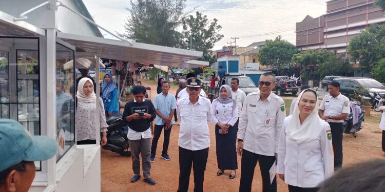Bupati Natuna Tegaskan Komitmen Majukan UMKM, 25 Gerobak Disalurkan untuk Pedagang Pantai Piwang