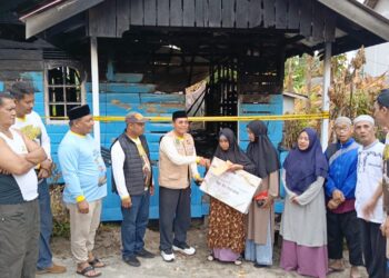 KPDN Bersama H. Raja Mustakim Salurkan Donasi Rp31,75 Juta untuk Korban Kebakaran Air Payang