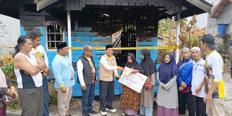 KPDN Bersama H. Raja Mustakim Salurkan Donasi Rp31,75 Juta untuk Korban Kebakaran Air Payang