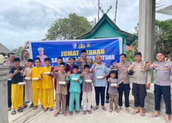 Jum’at Berkah Satlantas Polres Natuna, Nasi Kotak Hangat untuk Jamaah