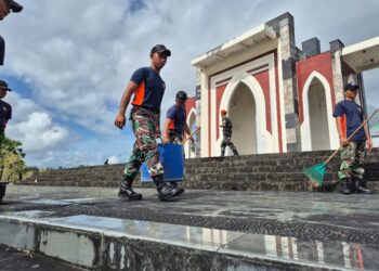 Prajurit Batalyon Arhanud 14 Pasgat Bersih-Bersih Masjid Agung Baitul Izzah Sambut Ramadhan 1447 H