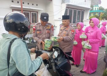 Trending Ramadhan 1447 H! Polres Natuna Turun ke Jalan, Takjilan Snack Kotak Dibagikan di Simpang 4 Masjid Jamik