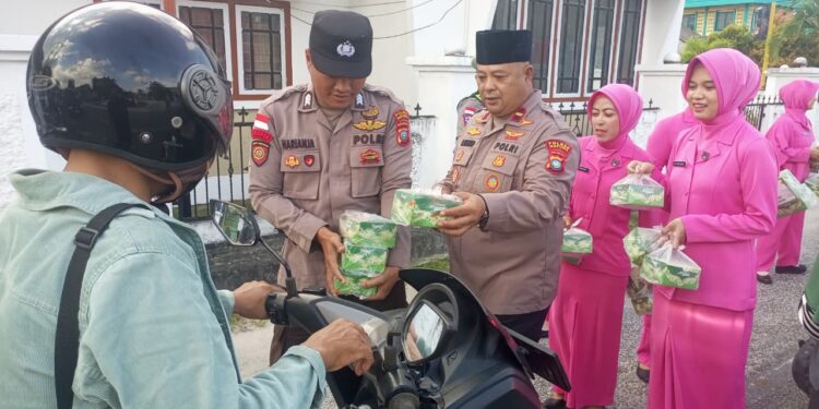 Trending Ramadhan 1447 H! Polres Natuna Turun ke Jalan, Takjilan Snack Kotak Dibagikan di Simpang 4 Masjid Jamik