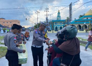 Mantap! Polres Natuna Berbagi Takjil, Kasat Lantas AKP Erwan Tony Apresiasi Pengendara Tertib Helm di Simpang 4 Masjid Jamik
