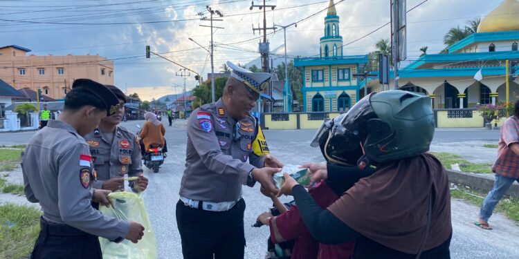 Mantap! Polres Natuna Berbagi Takjil, Kasat Lantas AKP Erwan Tony Apresiasi Pengendara Tertib Helm di Simpang 4 Masjid Jamik