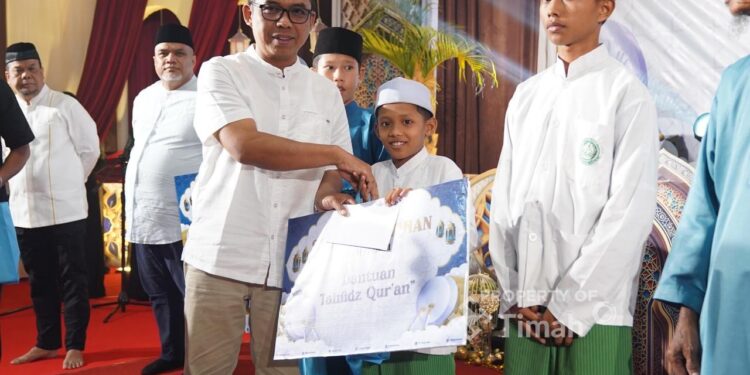 Sarung dan Peci untuk Para Penghafal Al-Qur’an, Kepedulian PT TIMAH Bikin Santri Kundur Terharu