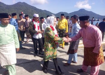 Laut dan Jarak Tak Halangi Kebersamaan! Bupati Natuna Diarak Meriah Warga Pulau Tiga Barat