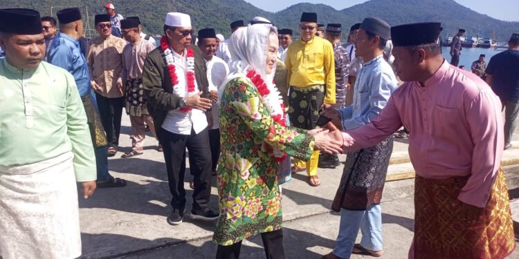 Laut dan Jarak Tak Halangi Kebersamaan! Bupati Natuna Diarak Meriah Warga Pulau Tiga Barat