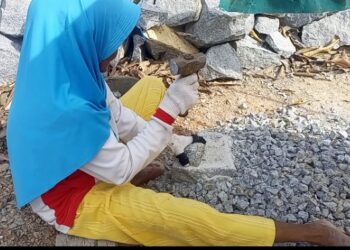 Upah Rp5 Ribu per Kaleng, Kisah Syamsinar Pecah Batu Demi makan Anak Menggetarkan Hati Warga Natuna
