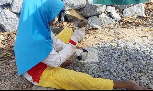 Upah Rp5 Ribu per Kaleng, Kisah Syamsinar Pecah Batu Demi makan Anak Menggetarkan Hati Warga Natuna