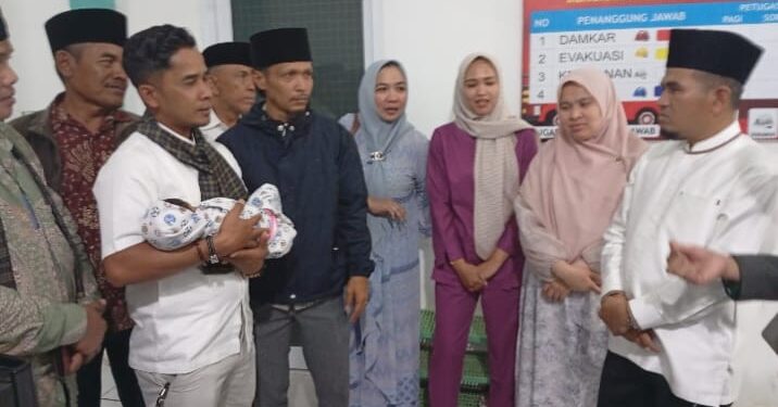 Wabup Solok Besuk Bayi Terlantar di Puskesmas Bukit Sileh, Tasman Putra Niat Adopsi