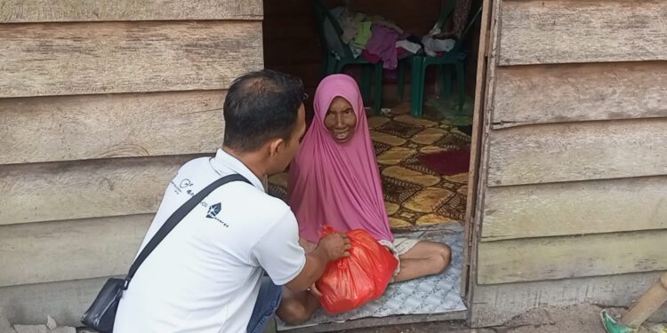 Insan Pers Natuna Berbagi di Ramadan, Bantuan Sembako Menyasar Warga Paling Membutuhkan