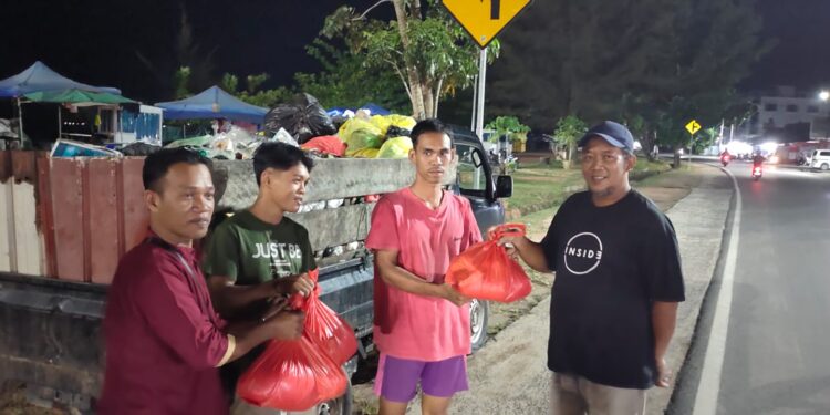Di Balik Berita, Insan Pers Natuna Tebar Kepedulian: Pekerja Angkut Sampah Terima Sembako di Bulan Ramadan