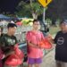 Di Balik Berita, Insan Pers Natuna Tebar Kepedulian: Pekerja Angkut Sampah Terima Sembako di Bulan Ramadan