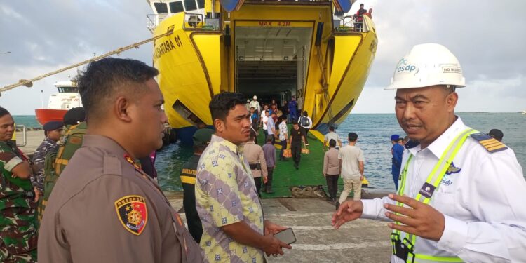 Sambut Arus Mudik, Kapolres Natuna Pantau Langsung Kedatangan Kapal Roro di Pelabuhan Penagi