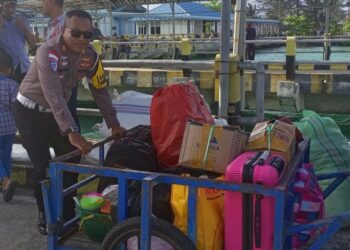 Aksi Spontan Kasat Lantas Polres Natuna Bantu Penumpang Dorong Gerobak di Pelabuhan Penagi