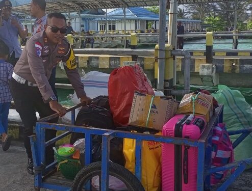 Aksi Spontan Kasat Lantas Polres Natuna Bantu Penumpang Dorong Gerobak di Pelabuhan Penagi