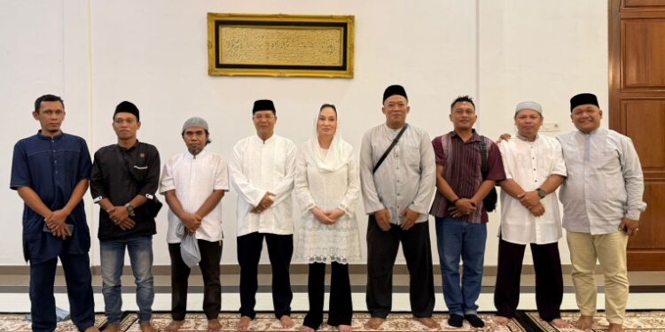 Gedung Daerah Jadi Momen Kebersamaan, Bupati Cen Sui Lan dan H. Raja Mustakim Berbagi untuk Insan Pers Natuna